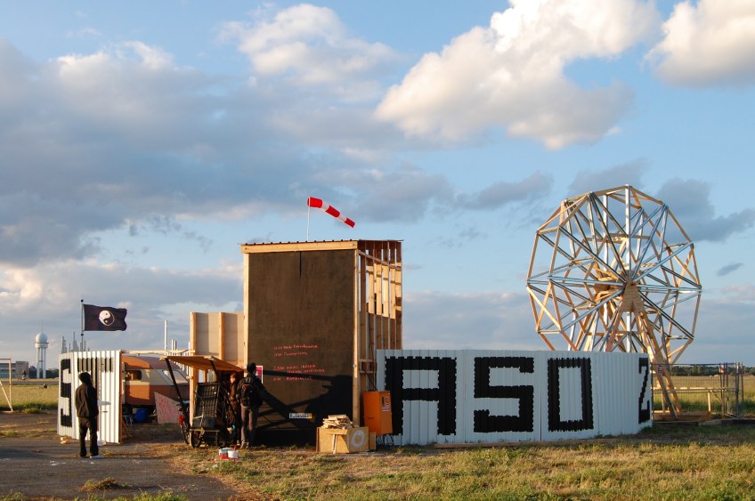 Figure 0.20: Branca Prlić and Tamer Yiğit, 52.4697°N 13.396°E, for The Great World’s Fair 2012 – The World Is Not Fair, an event organized by raumlaborberlin and Hebbel am Ufer, June 2012, Tempelhof Park, Berlin. Courtesy of raumlaborberlin.