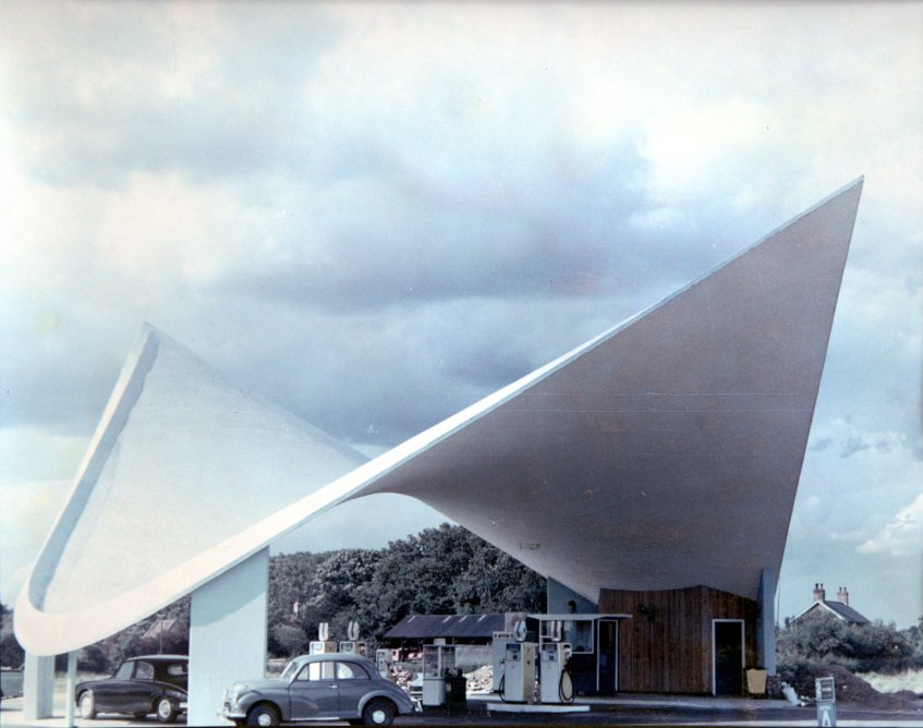 Figure 5.1: Sam Scorer and Kalman Hajnal-Kónyi, Markham Moor Petrol Station, 1959-60. Published in The Times, 9 April 2003. Reproduced with permission from Paul Scorer.