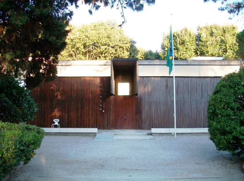Figure 3.29: View looking east toward the Brazilian pavilion, from the bridge linking the Giardini to the island of Sant’Elena. Photograph: Joel Robinson.