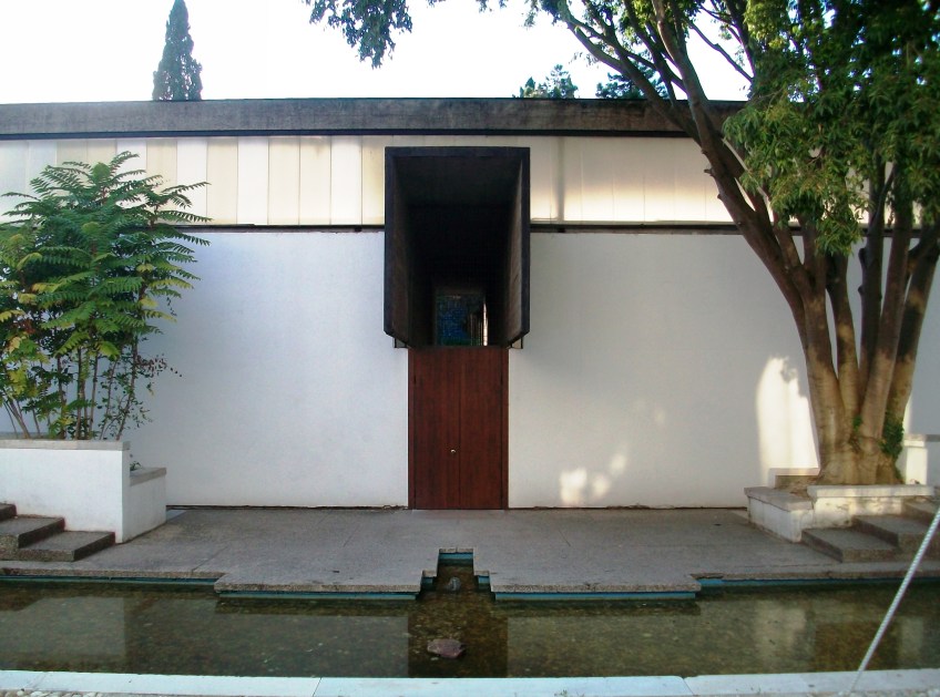 Figure 3.30: View looking west toward the rear of the Brazilian pavilion and gardens. Photograph: Joel Robinson.