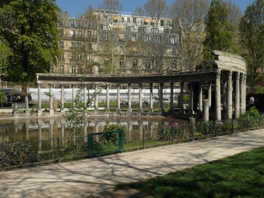 Figure 17.2 Classical Colonnade (1778), Parc Monceau. Photograph: Michaela Giebelhausen.
