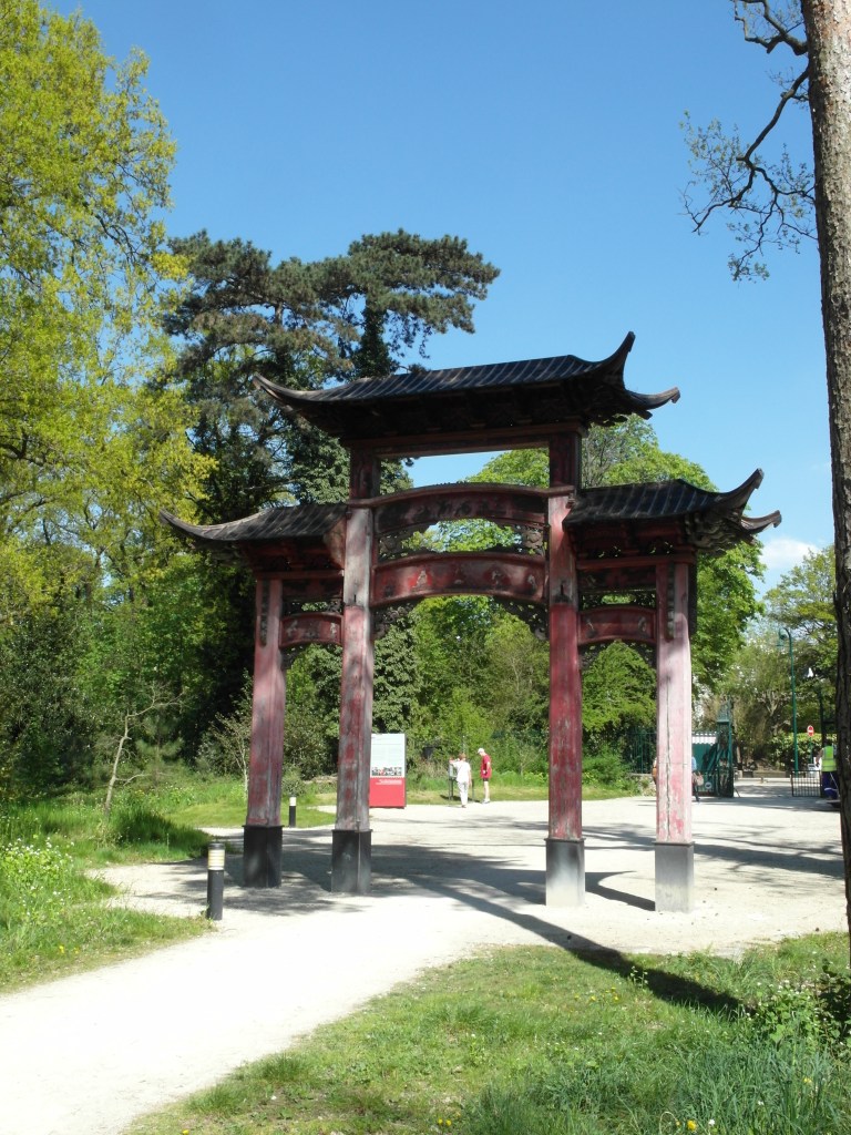 Figure 17.7 Chinese wooden gate, constructed for the Exposition Coloniale 1907, Jardin d'agronomie tropicale, Bois de Vincennes, Nogent-sur-Marne. Photograph: Michaela Giebelhausen.
